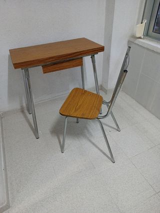 Mesa y silla antigua. último día!