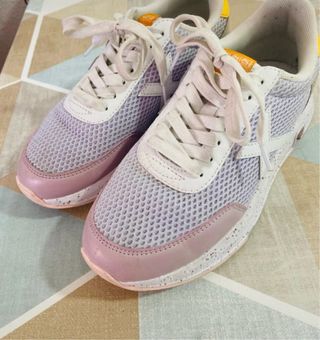Zapatillas deportivas rosa y blancas