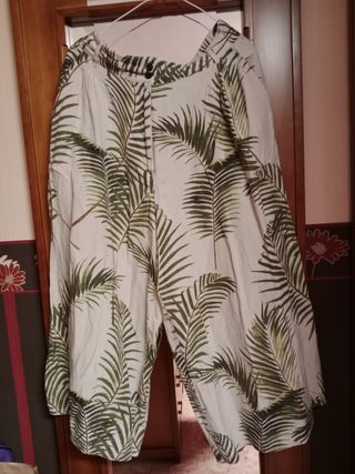 Pantalón Culotte estampado hojas
Talla 46
