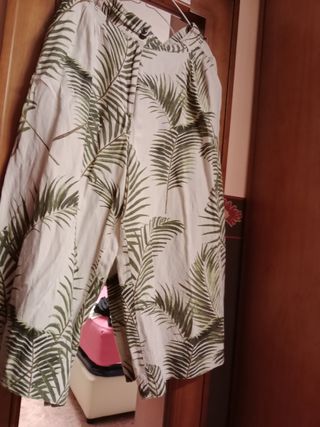 Pantalón Culotte estampado hojas
Talla 46
