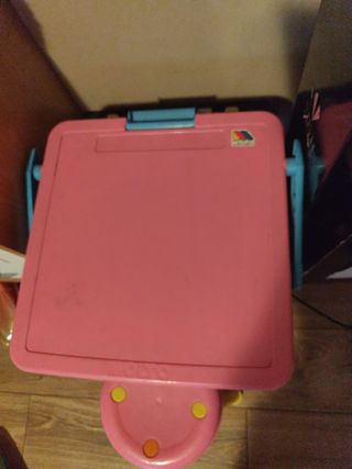 Mesa infantil rosa con silla