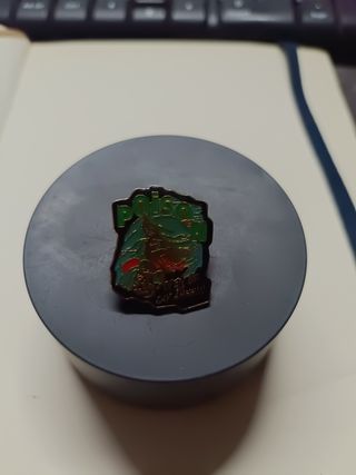 Pin promocional de la banda poison