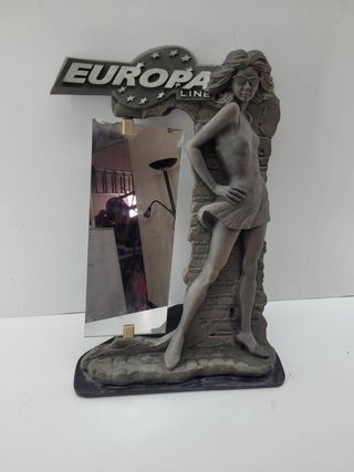 FIGURA DE MUJER CON ESPEJO