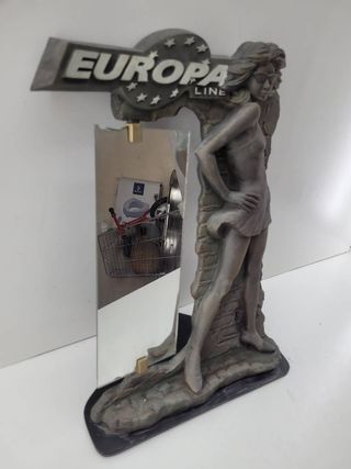 FIGURA DE MUJER CON ESPEJO