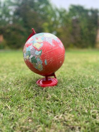Globo terráqueo rojo