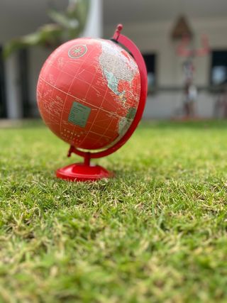 Globo terráqueo rojo