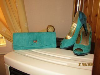 Conjunto zapatos salón turquesa y cartera a juego.