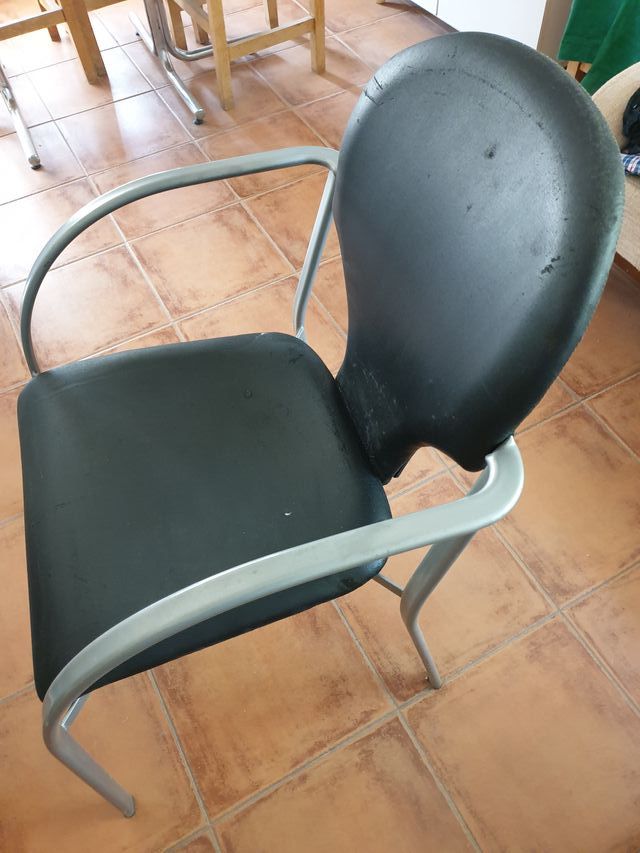 Silla moderna negra y plata. Dispongo de cinco más