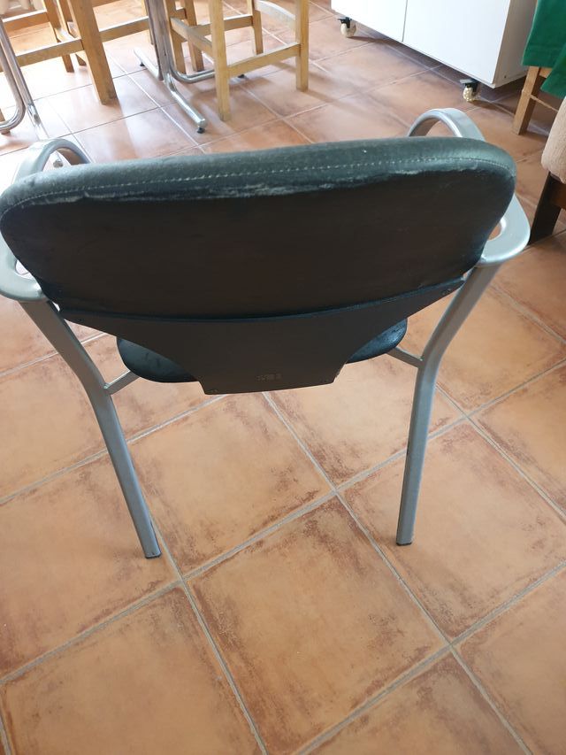 Silla moderna negra y plata. Dispongo de cinco más