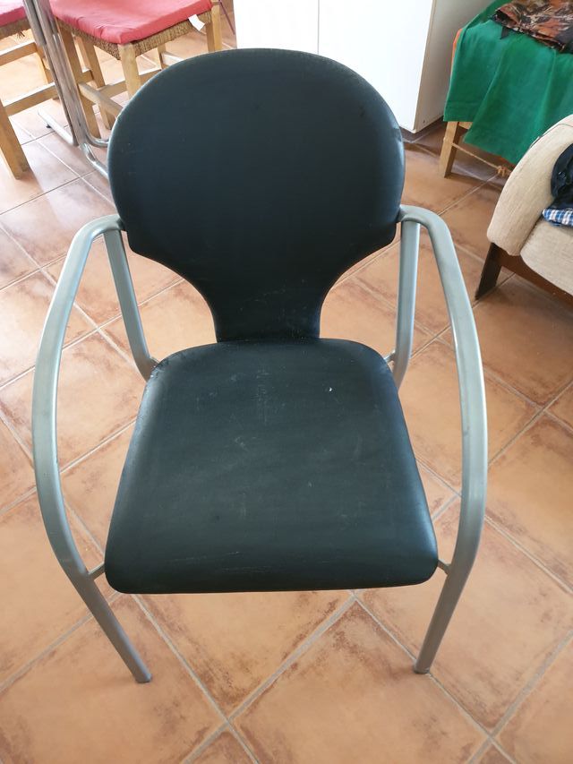 Silla moderna negra y plata. Dispongo de cinco más