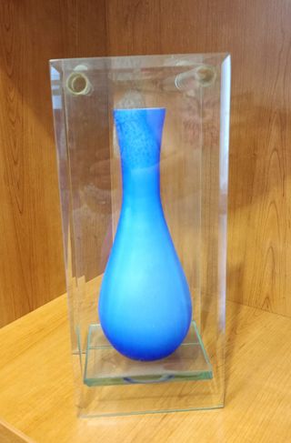 Jarrón azul en vitrina de metacrilato