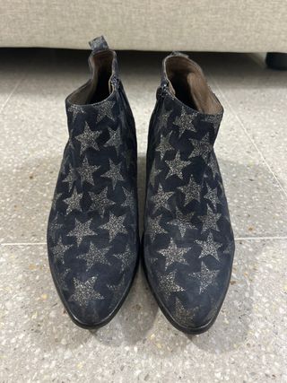 Botines negros con estrellas plateadas