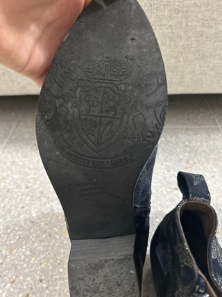 Botines negros con estrellas plateadas