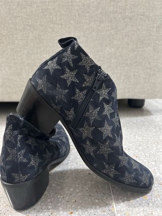 Botines negros con estrellas plateadas