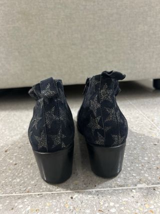 Botines negros con estrellas plateadas
