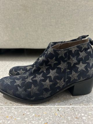 Botines negros con estrellas plateadas