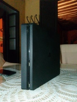 PS4 Slim 500GB + DualShock 4 + funda  + Spiderman 