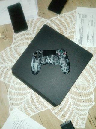 PS4 Slim 500GB + DualShock 4 + funda  + Spiderman 