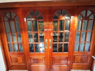 Se vende Vidriera de Puertas de madera maciza 