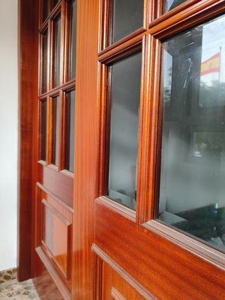 Se vende Vidriera de Puertas de madera maciza 