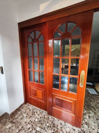 Se vende Vidriera de Puertas de madera maciza 
