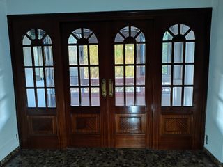 Se vende Vidriera de Puertas de madera maciza 