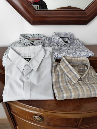 Vendo cuatro camisas talla 4.
Colores blanco, beig