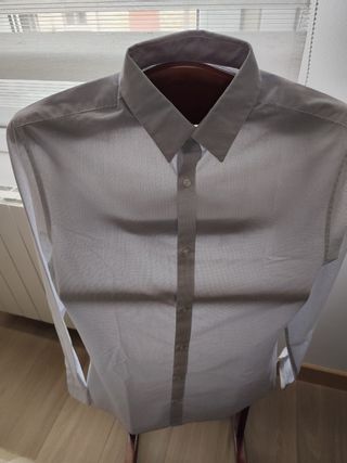 Vendo cuatro camisas talla 4.
Colores blanco, beig