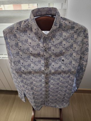 Vendo cuatro camisas talla 4.
Colores blanco, beig