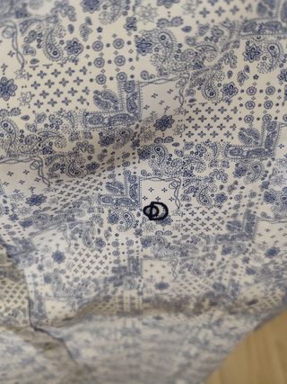 Vendo cuatro camisas talla 4.
Colores blanco, beig