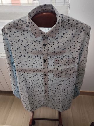 Vendo cuatro camisas talla 4.
Colores blanco, beig