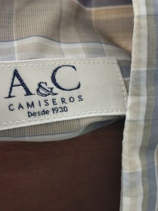 Vendo cuatro camisas talla 4.
Colores blanco, beig