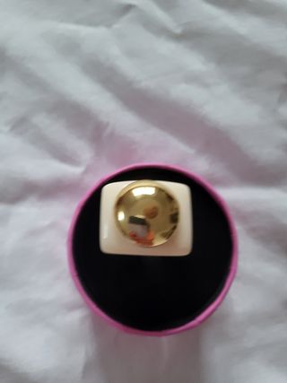 Anillos: blanco, rojo, ámbar