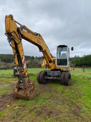 Liebherr 310 Retroexcavadora de ruedas.