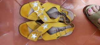 Sandalias cuña Wonders mostaza