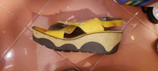 Sandalias cuña Wonders mostaza