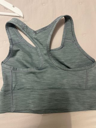 Top deportivo Nike verde oliva