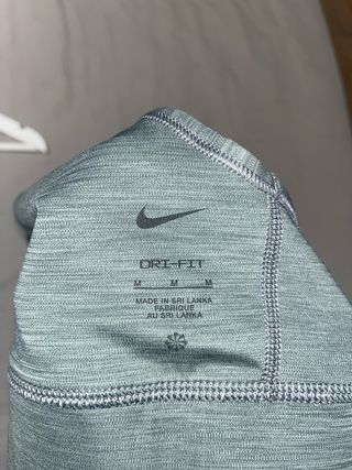 Top deportivo Nike verde oliva