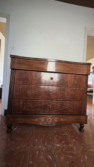 Cómoda antigua de madera