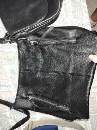 2 bolsos negros piel - 15€