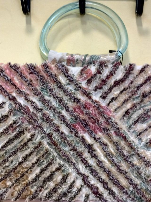 Bolso de seda multicolor.