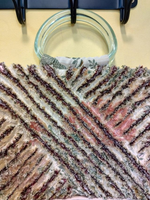 Bolso de seda multicolor.