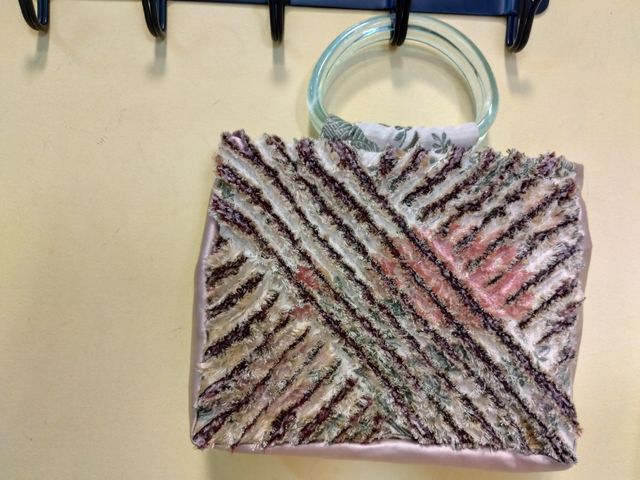 Bolso de seda multicolor.