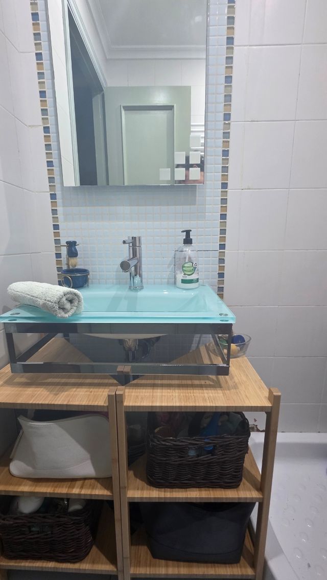 Lavabo cristal + mueble baño bambú