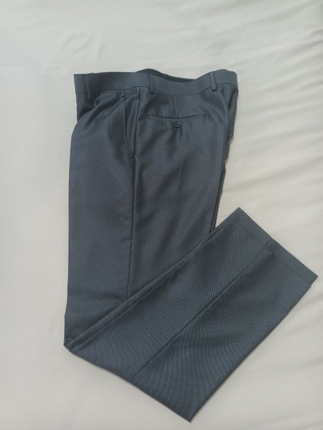 Traje gris hombre