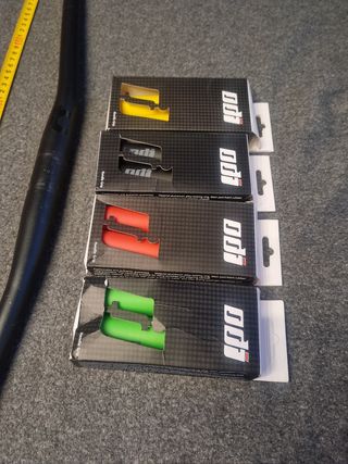 Manillar MTB 74.5 cm + Puños a elegir el color .
