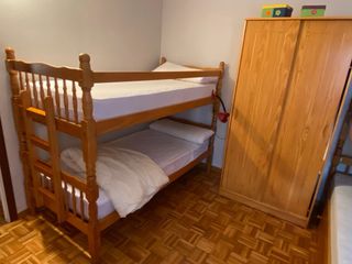 Dormitorio con dos literas, cama nido y armario