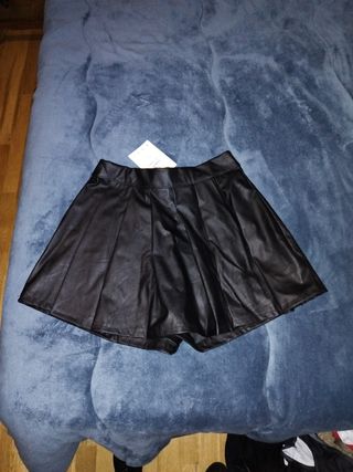Falda negra cuero sintético