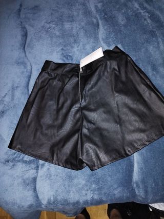 Falda negra cuero sintético
