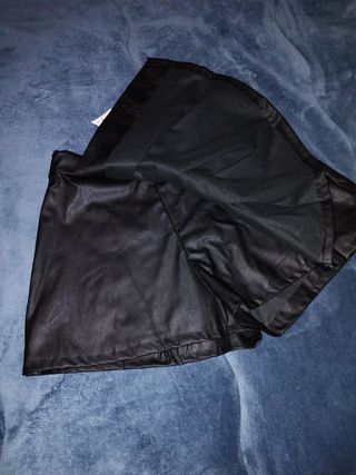 Falda negra cuero sintético